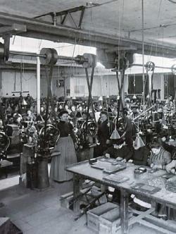 Foto de mujeres en un taller de producción